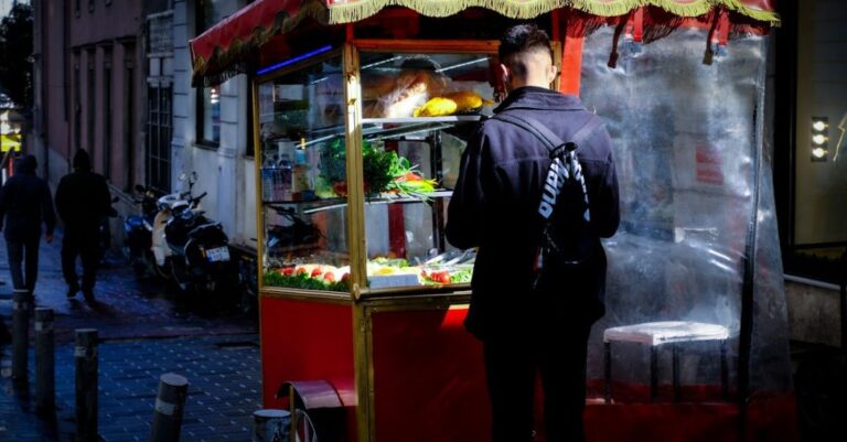 Sustainable Tourism - sokak satıcısı